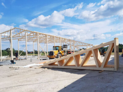 trästolar på arbetsplats